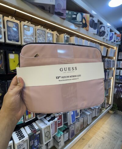 Pochette GUESS
MACBOOK / IPAD 
13 POUCES